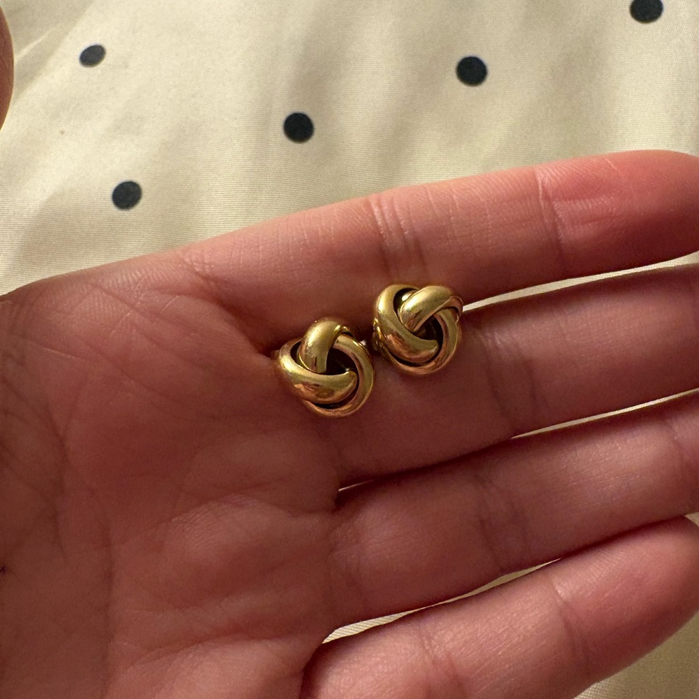 Elegant 14kt Gold Knot Earrings